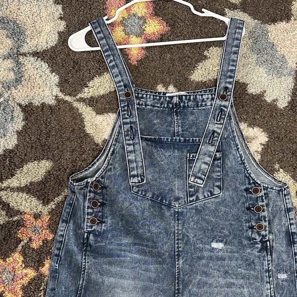 Women’s Cropped Distressed Denim Overalls Large - Picture 2 of 4